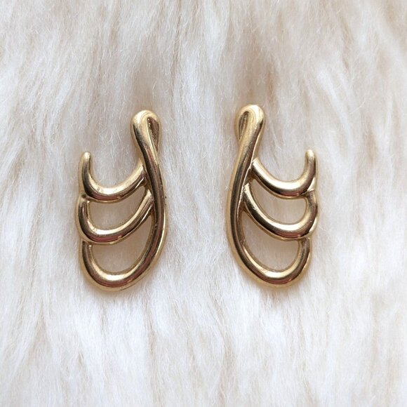 Vintage Signed Trifari Gold-tone Pierced Wing Earrings 1" Long - Picture 1 of 4